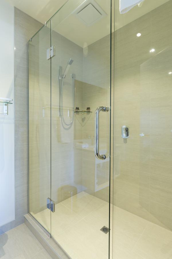 2 On Whiteleigh And 239 On Lincoln Motel Christchurch Exterior foto A shower door