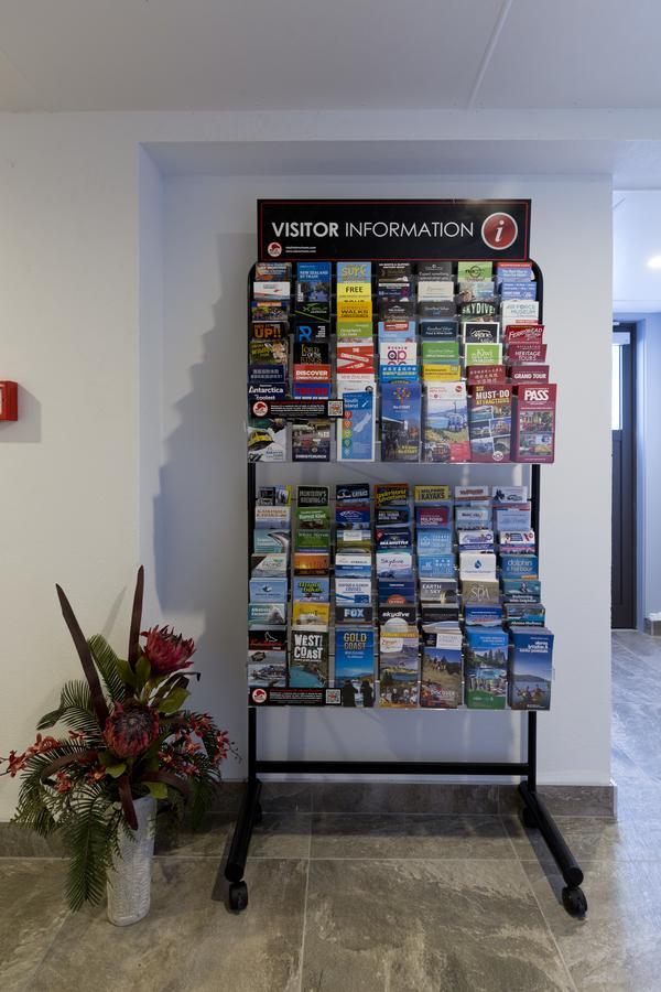 2 On Whiteleigh And 239 On Lincoln Motel Christchurch Exterior foto A rack of tourist maps