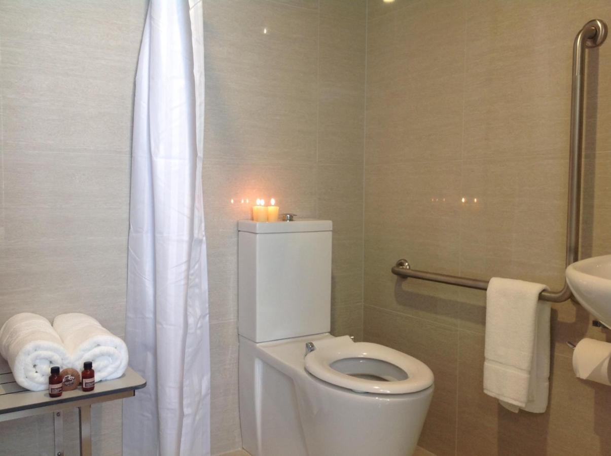 2 On Whiteleigh And 239 On Lincoln Motel Christchurch Exterior foto A wet room